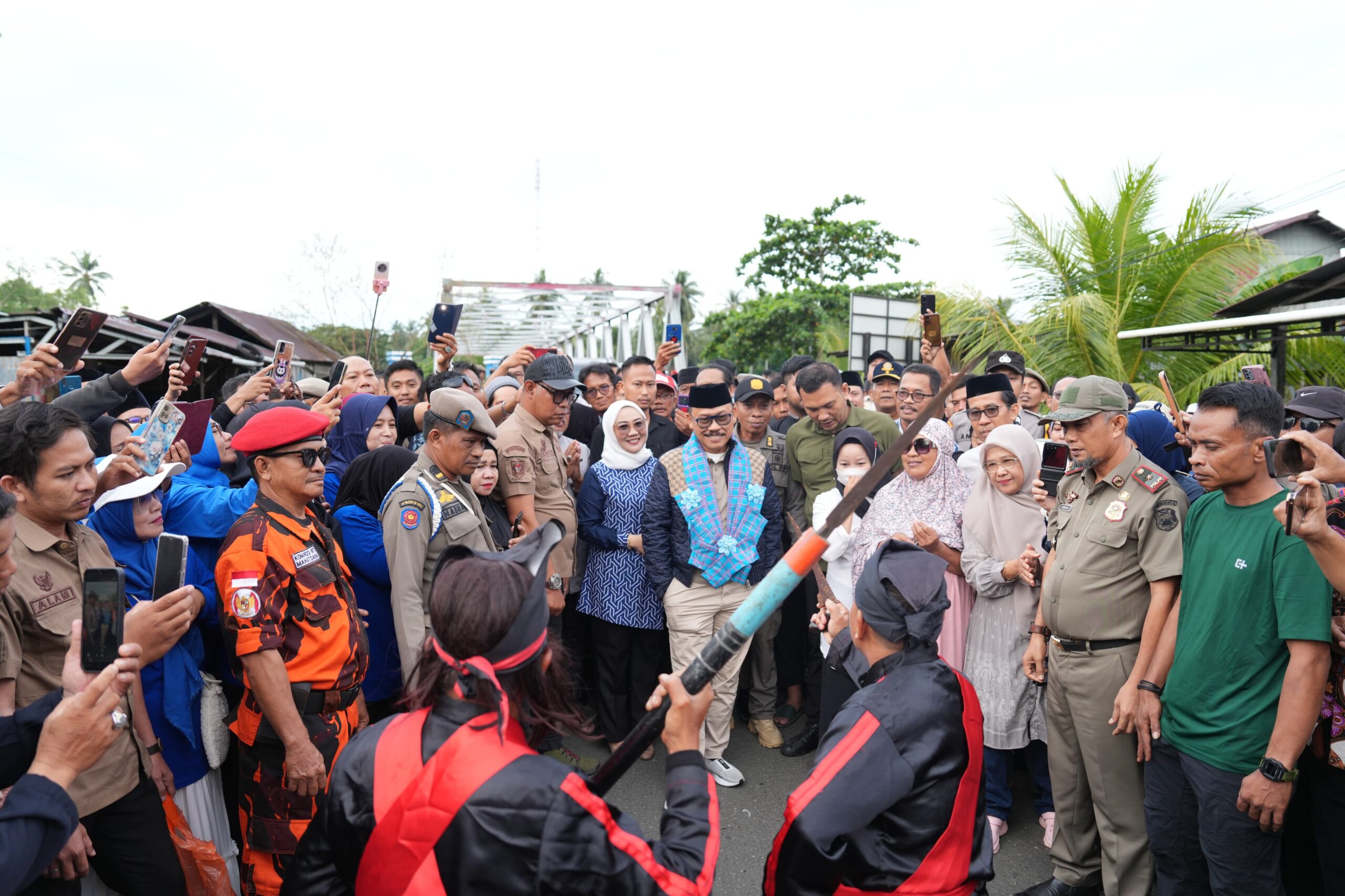 Gubernur Sulbar dan Bupati Mamuju Disambut Antusias oleh Warga Tapalang