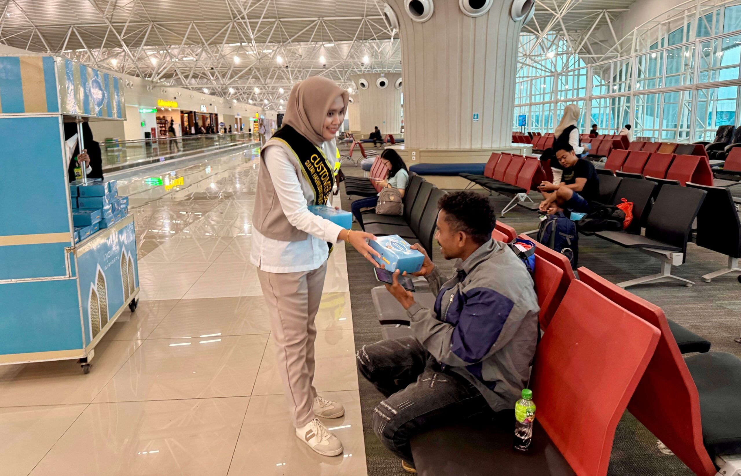 Bandara Sultan Hasanuddin Berbagi Takjil Gratis untuk Penumpang Selama Ramadhan