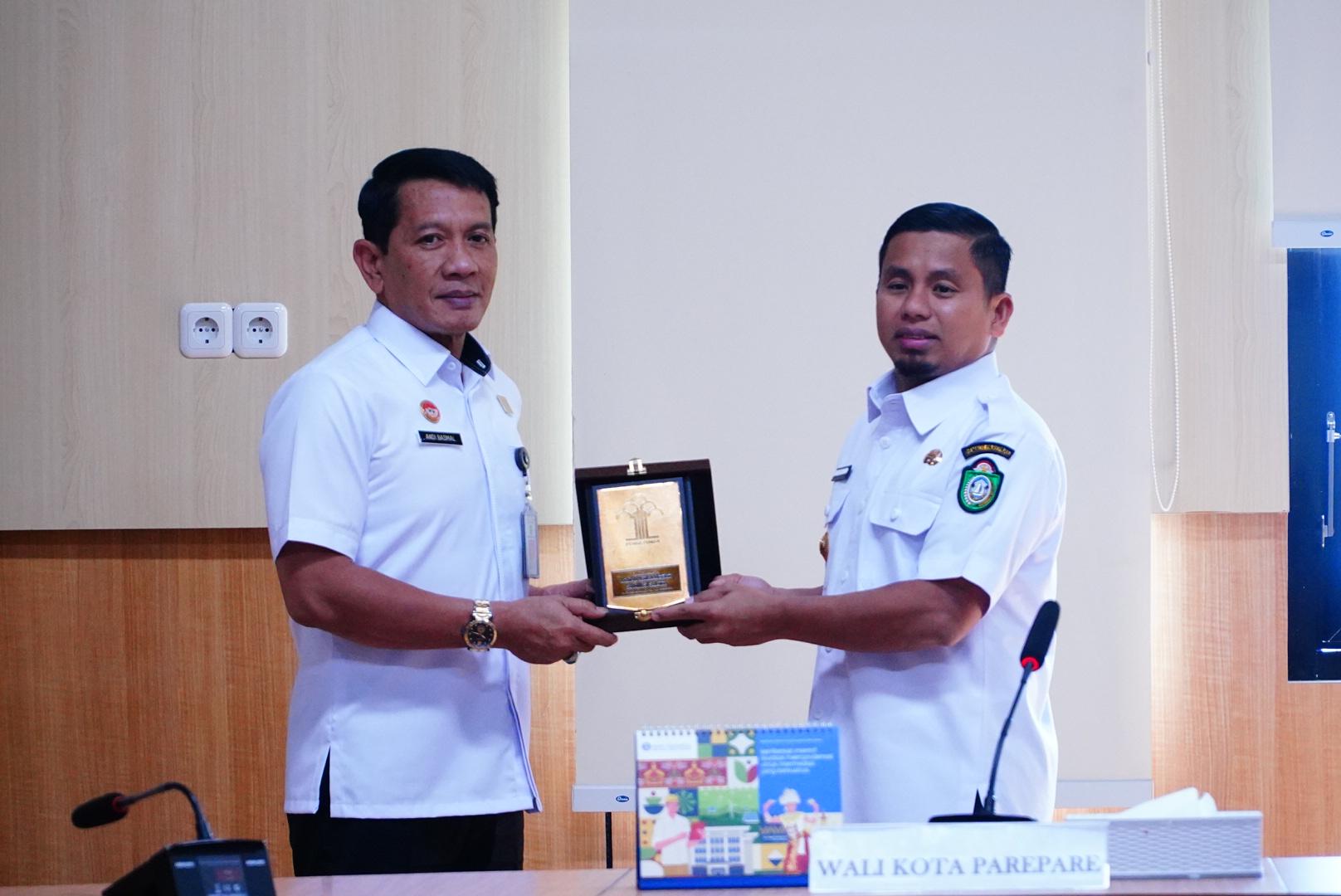Bahas Percepatan Layanan Publik, Kakanwil Kemenkum Sulsel Sambangi Walikota Parepare