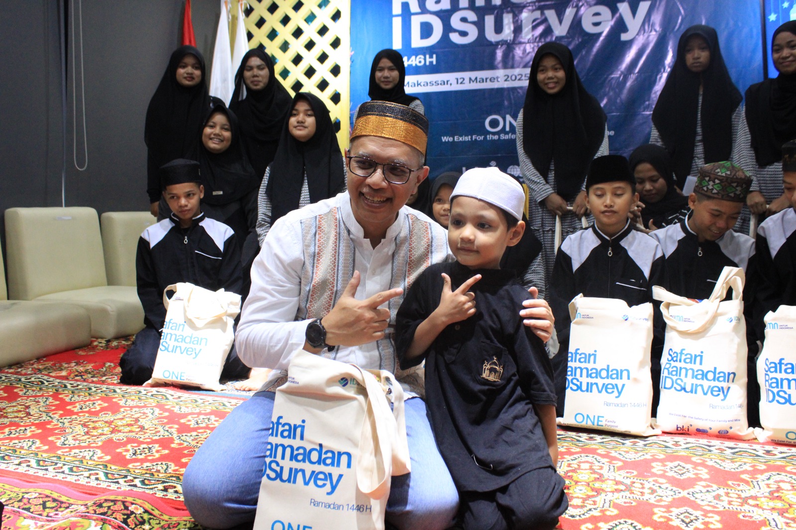 IDSurvey Perkuat Kebersamaan dan Kepedulian Sosial di Makassar dengan Safari Ramadan