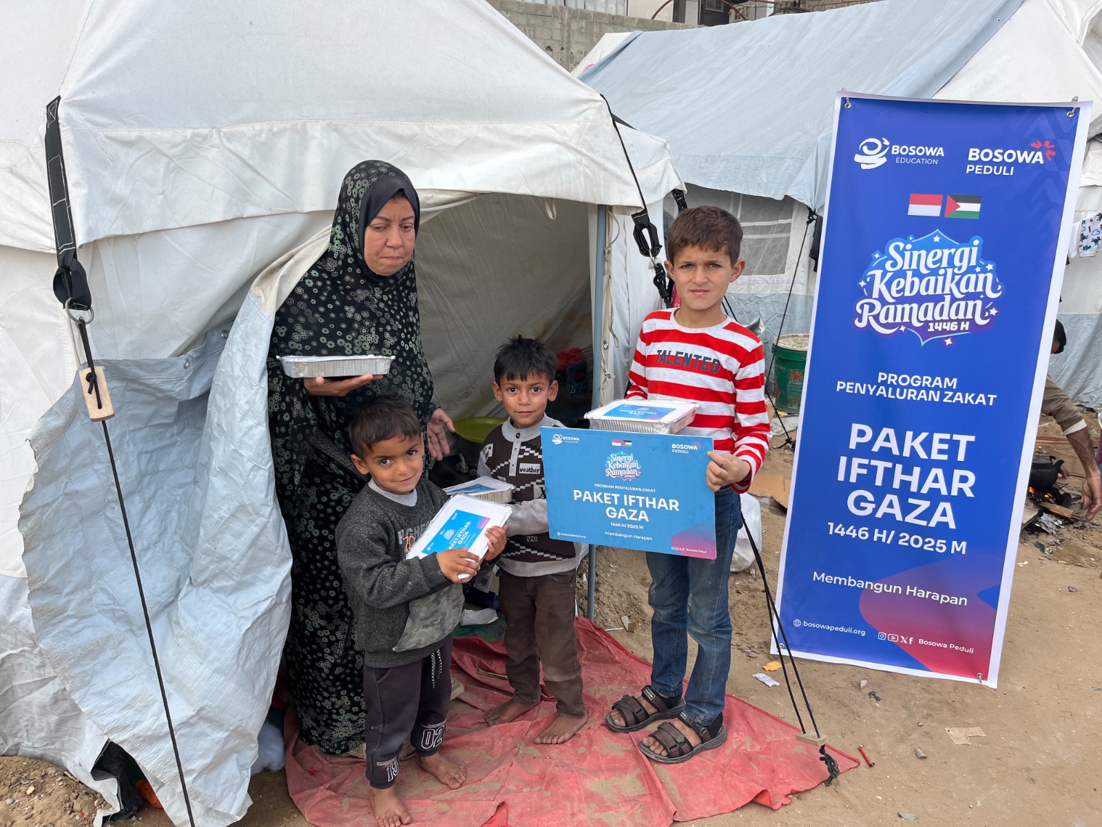 Bosowa Peduli Bagikan 500 Paket Iftar di Gaza