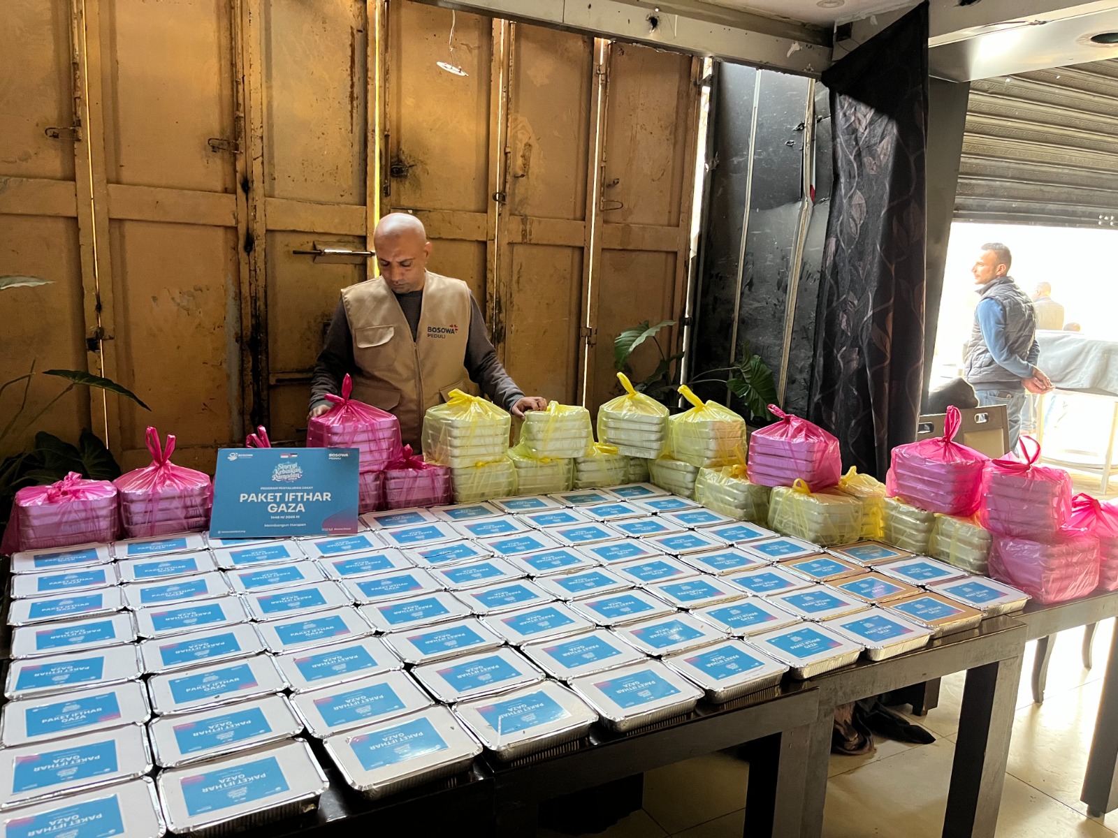Bosowa Peduli Bagikan 500 Paket Iftar di Gaza