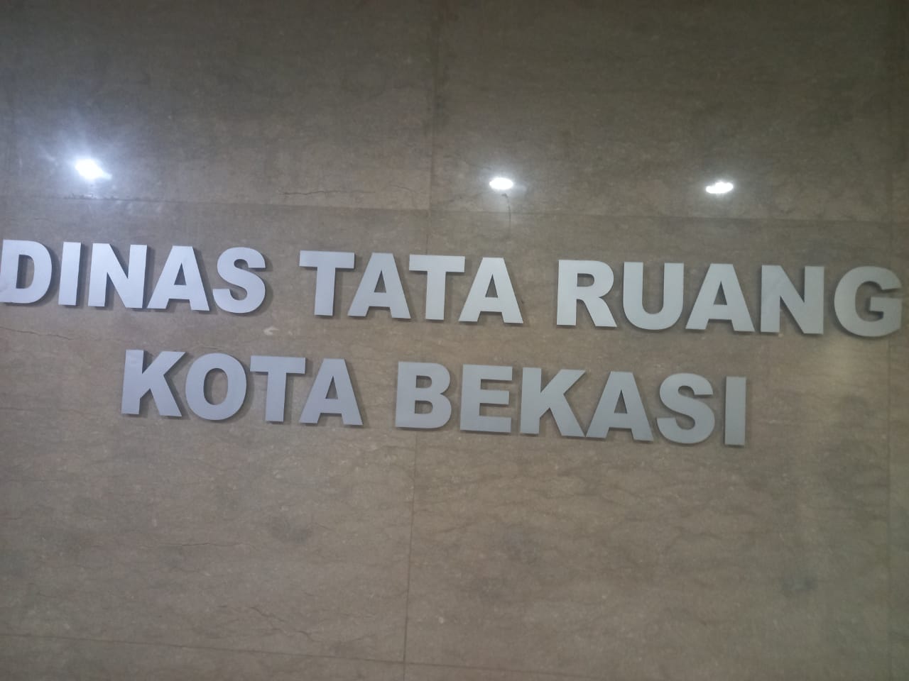 Pemkot Bekasi Segel Gerbang Ruko SNK, Beri Waktu Bongkar 7 Hari