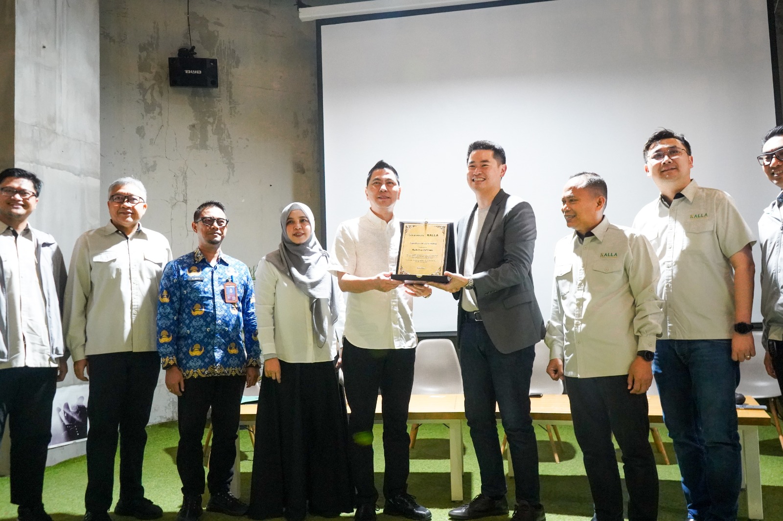 KALLA dan Suryanesia Resmikan PLTS di NIPAH Park hingga Kalla Toyota Gowa