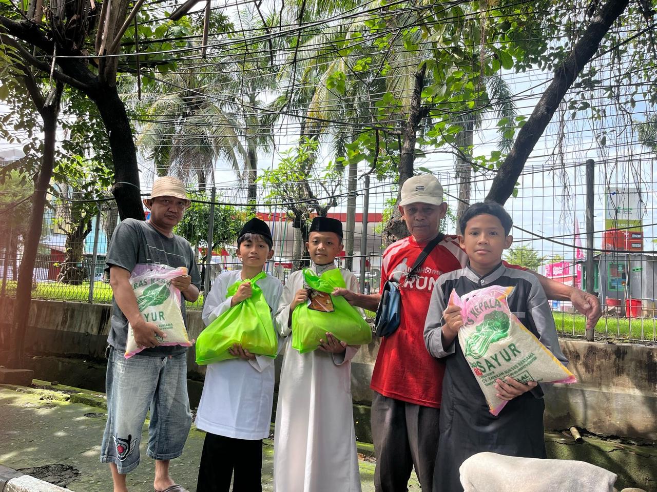 SD Islam Athirah 2 Baruga Tebar Berkah Ramadan dengan Paket Sembako