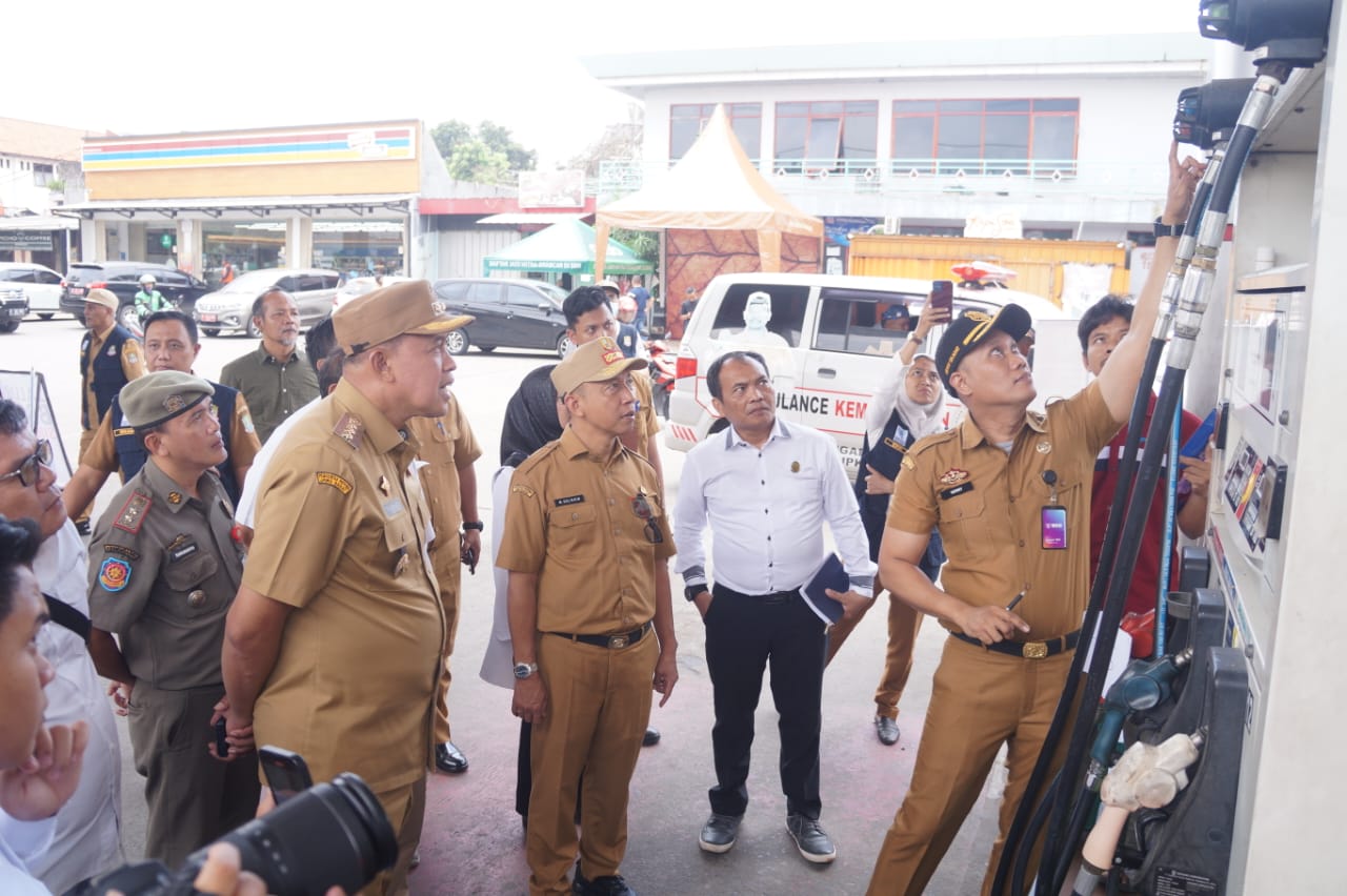 Wali Kota Bekasi, Tri Adhianto, melakukan inspeksi langsung terhadap dua Stasiun Pengisian Bahan Bakar Umum (SPBU) di Kota Bekasi
