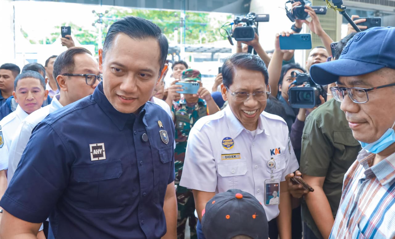 Menko AHY dan Wamen BUMN Tinjau Stasiun Pasarsenen, Daop 1 Jakarta Catat Penjualan Tiket 722 Ribu Lebih