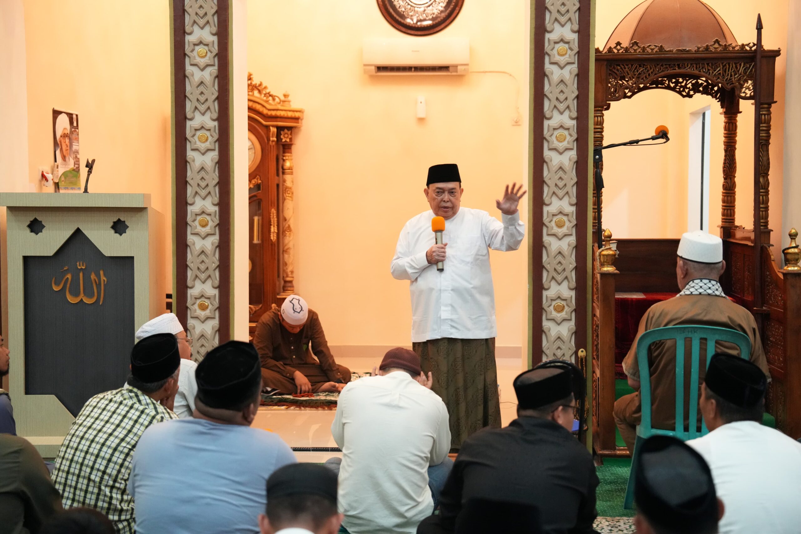Wagub Sulbar Laksanakan Salat Tarawih di Masjid Ar-Rahman Karema Mamuju