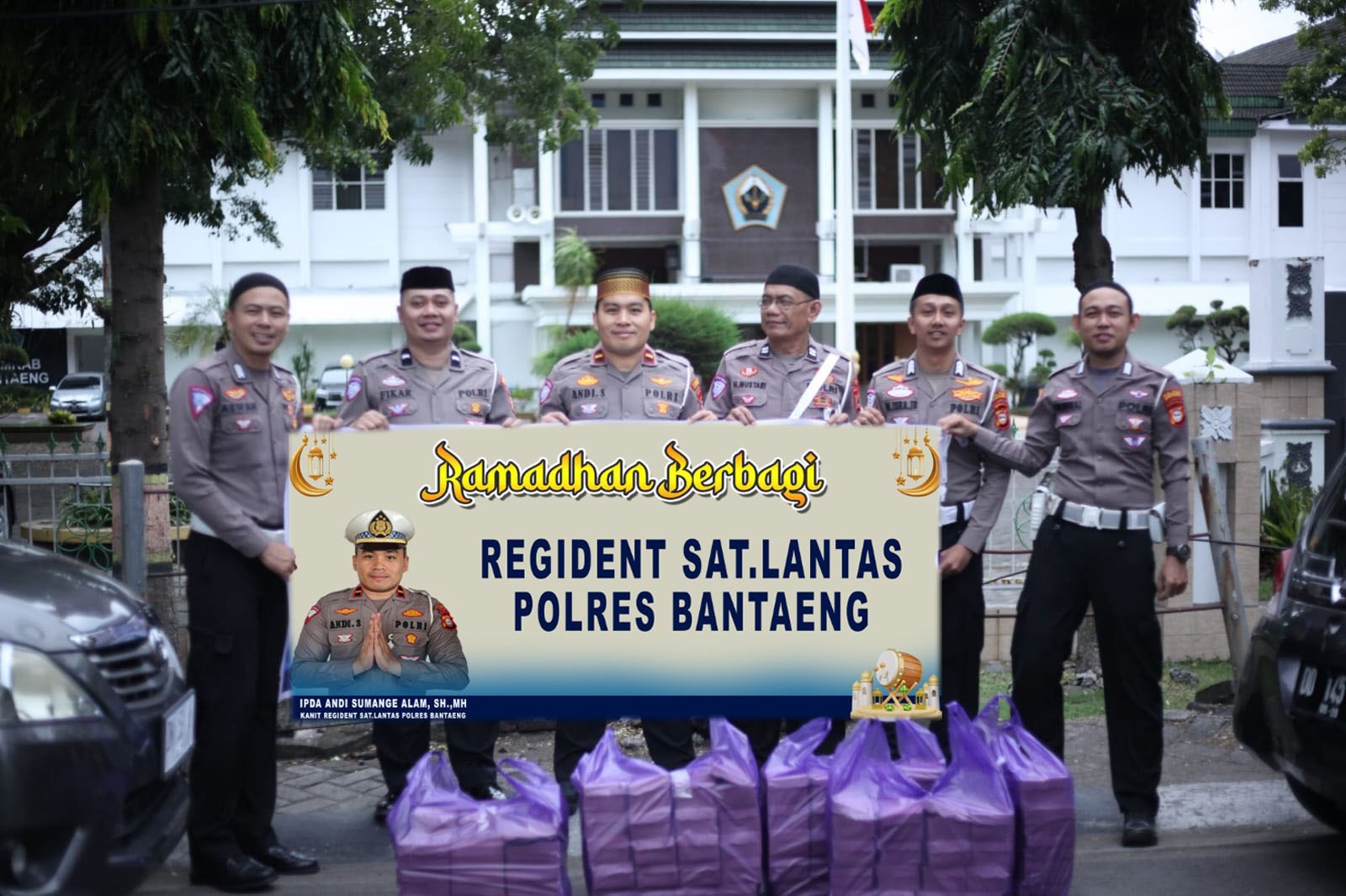 Satlantas Polres Bantaeng Berbagi Takjil untuk Pengguna Jalan