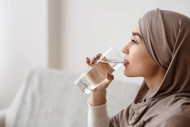 Tips Cegah Dehidrasi dengan Pola Minum 2-4-2 saat Puasa