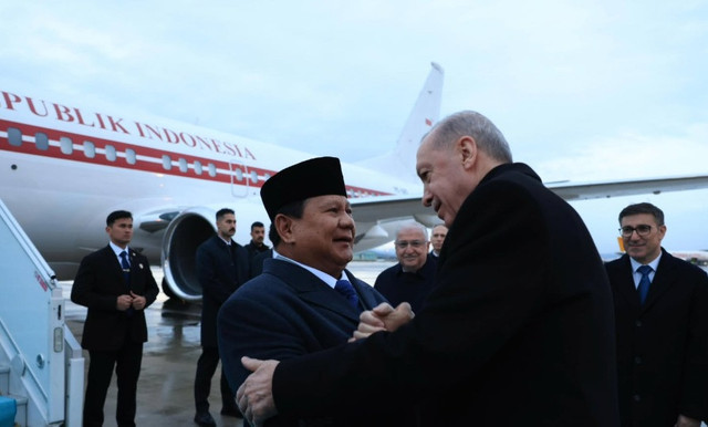Kunjungan ke Turki, Presiden Prabowo Disambut Hangat Erdogan di Bandara Esenboga