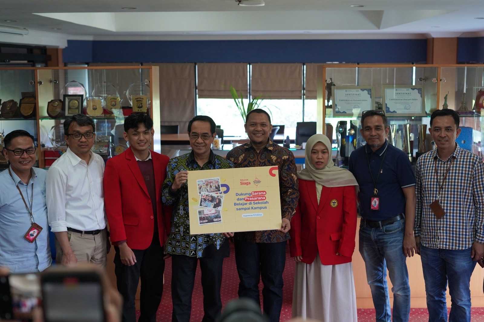 Telkomsel Salurkan Bantuan Pendidikan untuk Mahasiswa UNHAS dan UNM