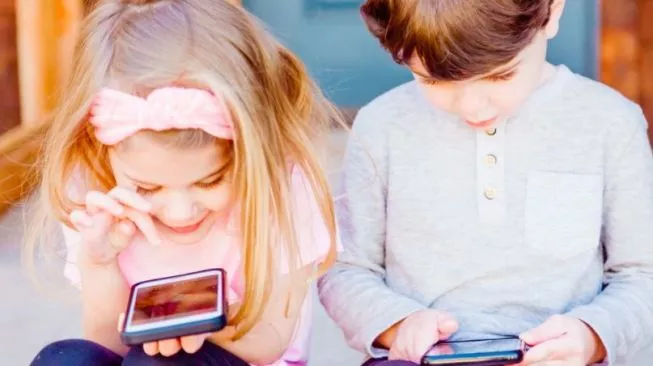 47966 ilustrasi anak bermain gadget unsplashcom