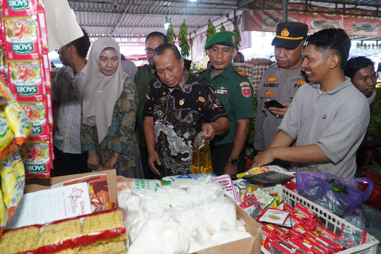 Asisten Daerah Bidang Perekonomian dan Pembangunan Abdul Aziz Saat Inspeksi di Pasar Tramo