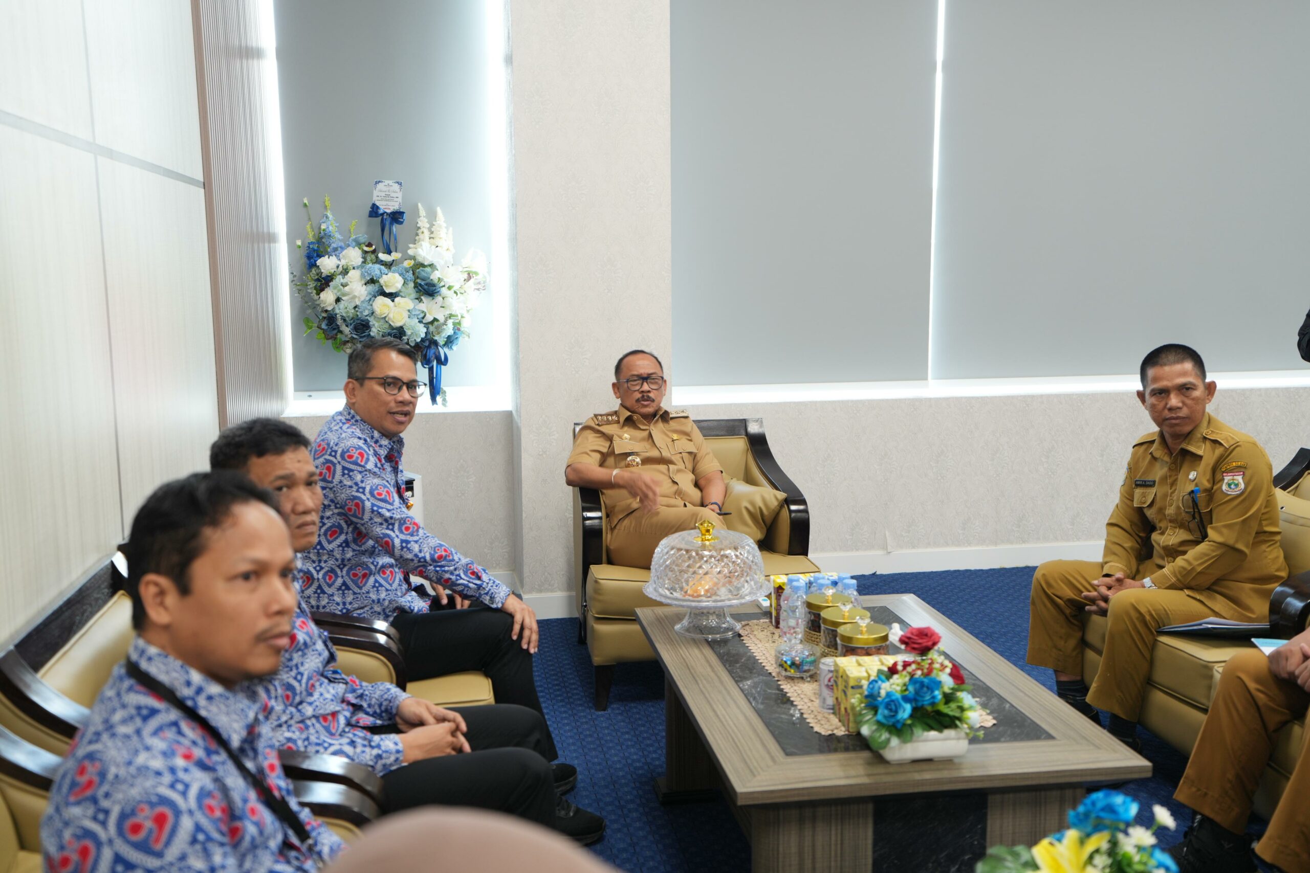Audiensi Gubernur Sulbar dengan Kepala Perwakilan BKKBN Sulbar, Rezky Murwanto di Ruang Kerja Gubernur Selasa 22 April 2025