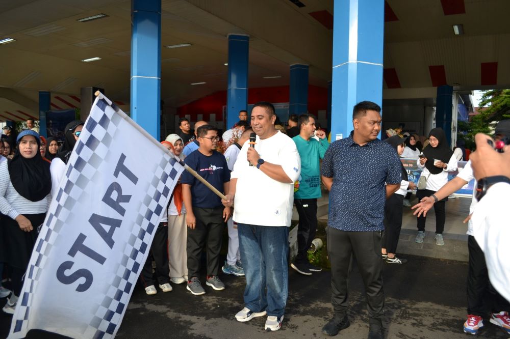 Bupati Maros Saat Melepas Gerak Jalan Santai di Hari Gizi Nasional