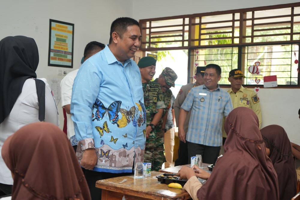 Bupati Maros Saat Meninjau Langsung Program Makan Bergizi Gratis