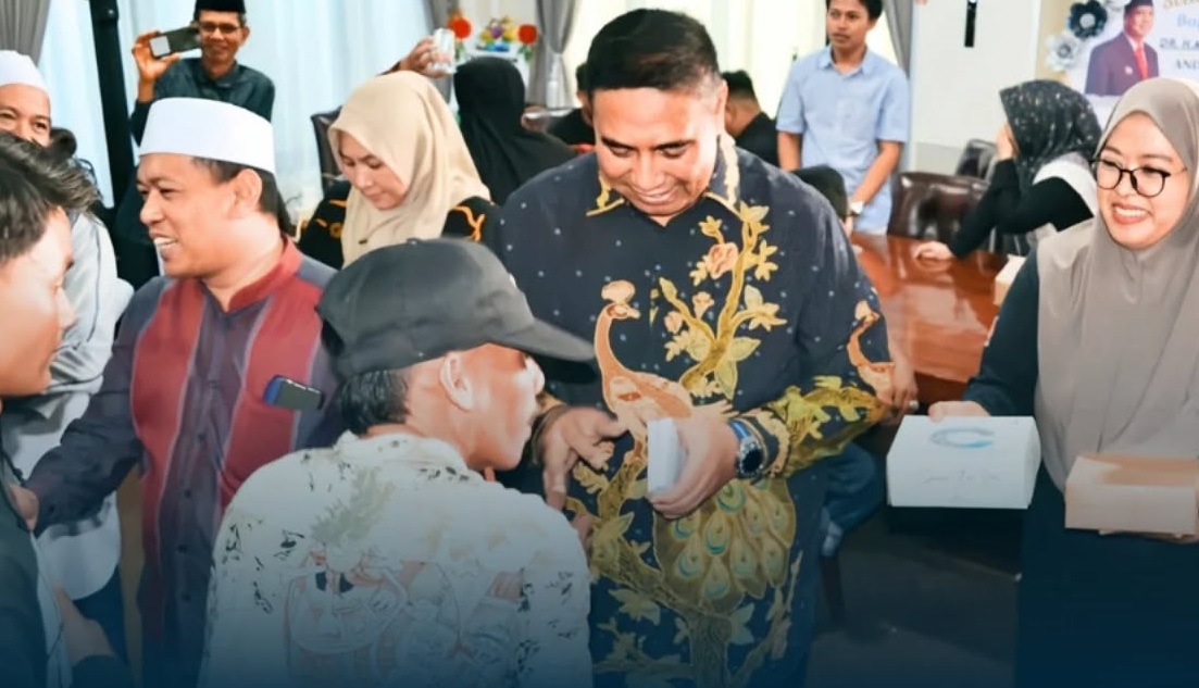 Bupati Maros Serahkan THR untuk Petugas Kebersihan dan Driver Ojek Online