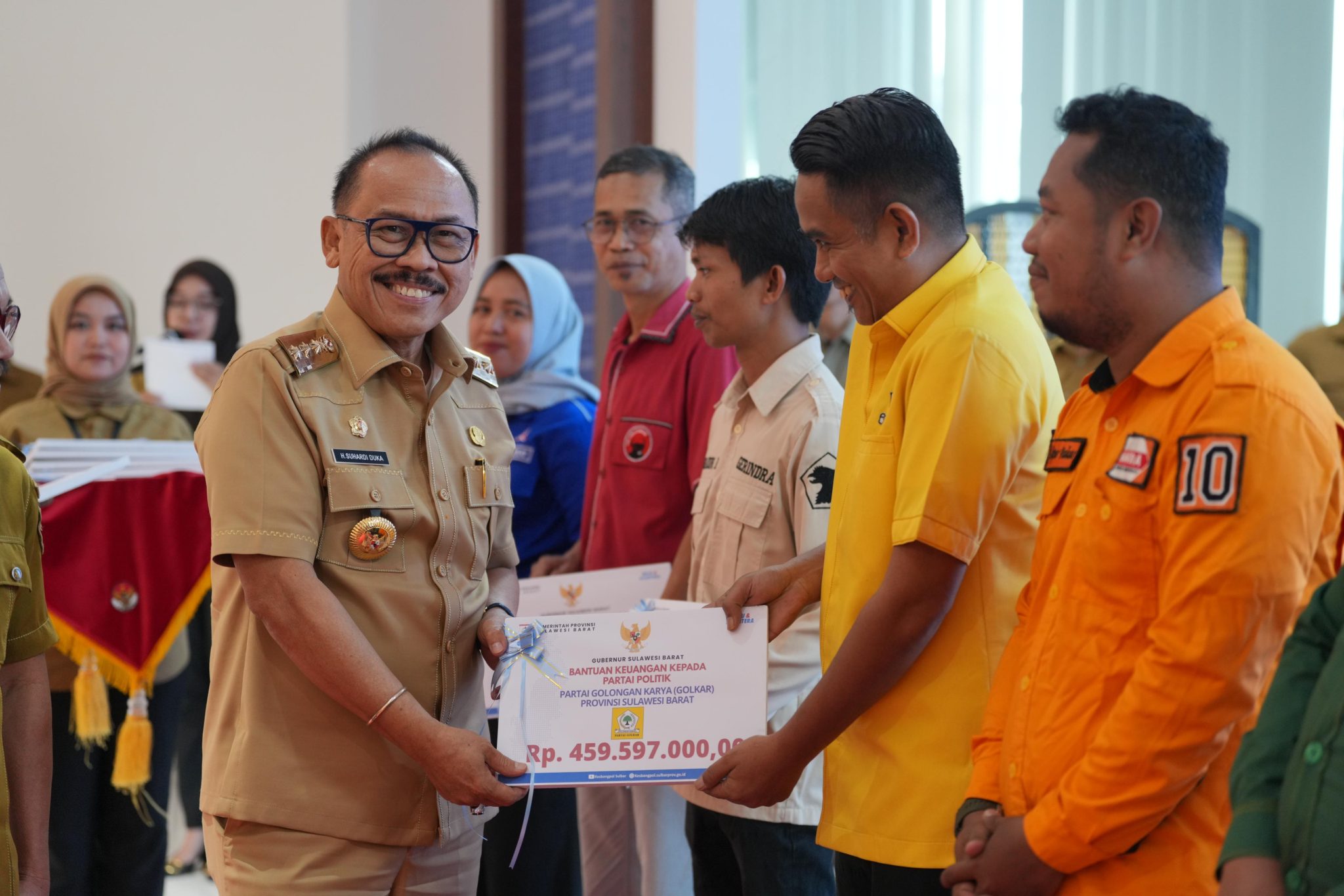 Gubernur Sulbar Suhardi Duka Saat Menyerahkan Bantuan Hibah Kepada Partai Politik (Parpol)