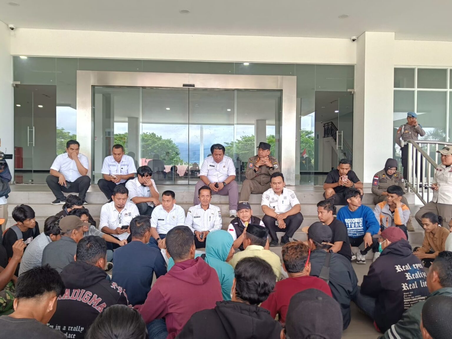 Kepala Bagian Persidangan Sekretariat DPRD Provinsi Sulawesi Barat (Sulbar) Musra Awaluddin Menerima Aksi Unjuk Rasa dari Aliansi Masyarakat Gentungan Raya Rabu 26 Februari 2025