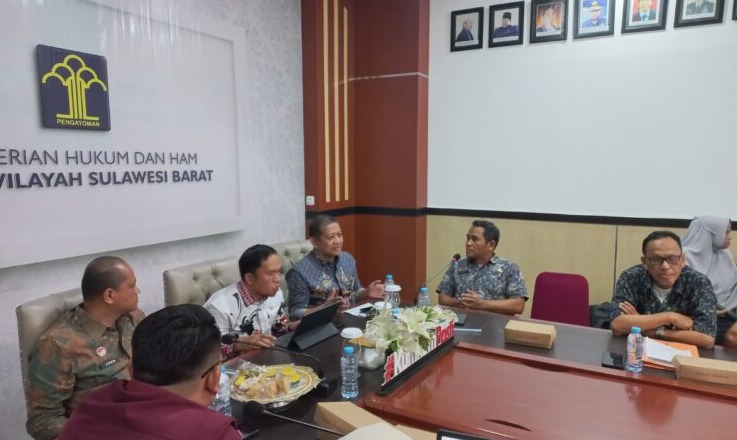 Kepala Bagian Persidangan Setwan DPRD Provinsi Sulbar, Dr. Musra Awaluddin Bersama Pejabat Fungsional Sekretariat DPRD Menghadiri Rapat Harmonisasi Ranperda Perikanan dan Kelautan Bersama Kemenkumham