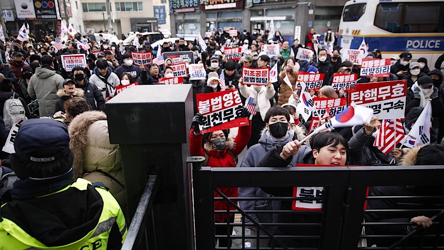 Massa Pendukung Yoon Suk Yeol Ricuh Pasca Pemakzulan Presiden Korsel