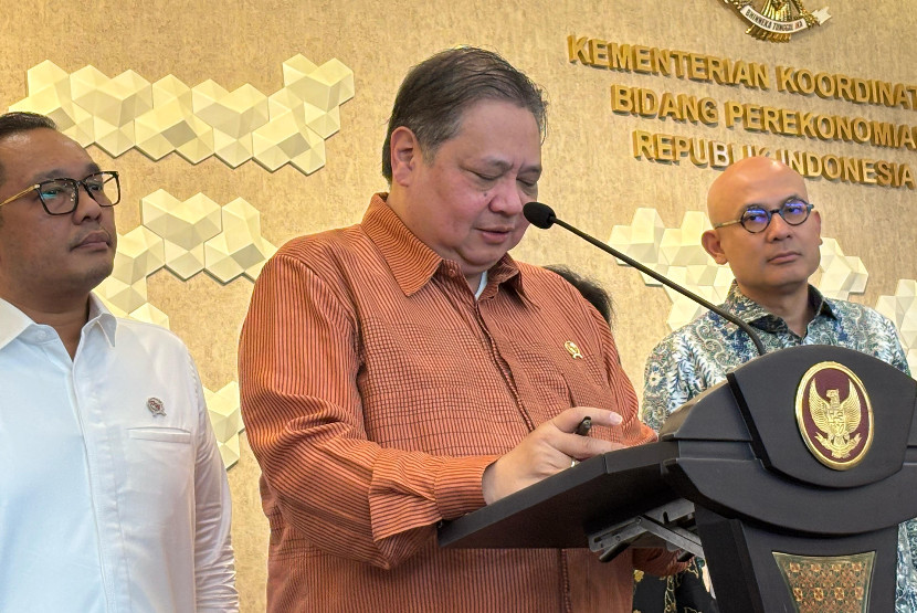 Menteri Koordinator Bidang Perekonomian Airlangga Hartarto Saat Konferensi Pers di Gedung Ali Wardhana Kementerian Koordinator Bidang Perekonomian