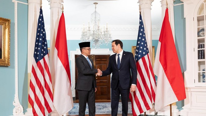 Menteri Luar Negeri RI, Sugiono Berjabat Tangan Dengan Menteri Luar Negeri AS, Marco Rubio