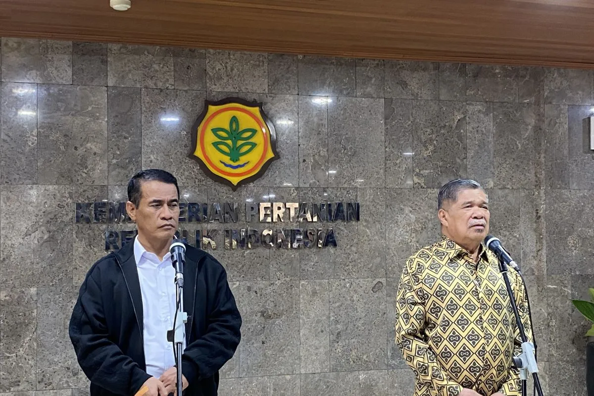 Menteri Pertanian, Andi Amran Sulaiman (Kiri) dan Menteri Pertanian dan Keterjaminan Makanan Malaysia, Datuk Seri Haji Mohamad Bin Sabu