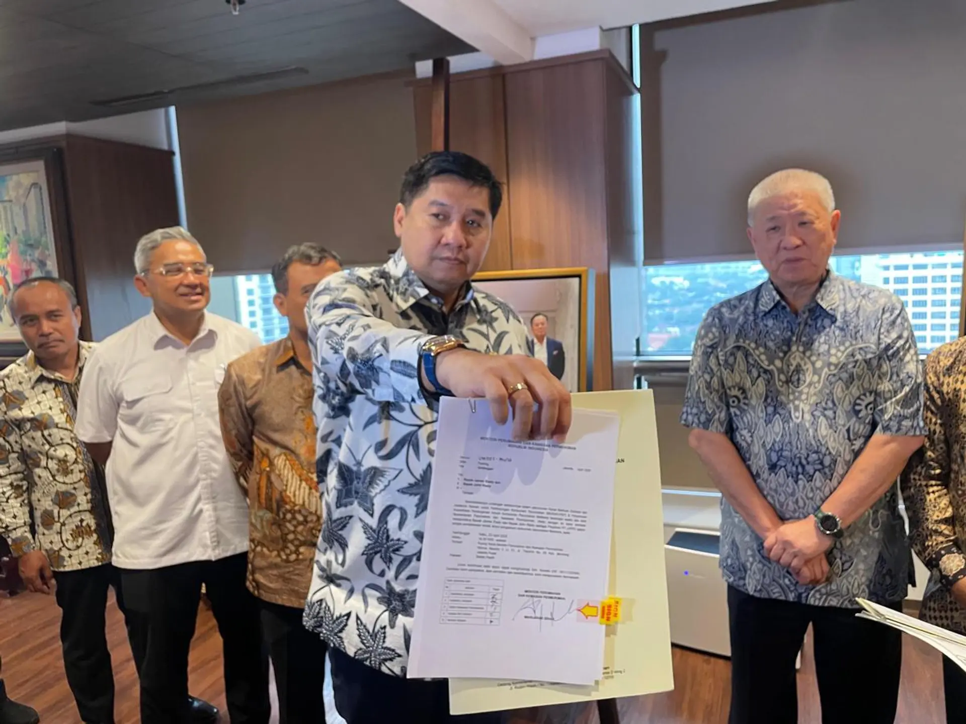 Menteri Perumahan dan Kawasan Permukiman (PKP) Maruarar Sirait (Ara) Saat Tunjukkan Surat Undangan Resmi Untuk Pimpinan Lippo Group