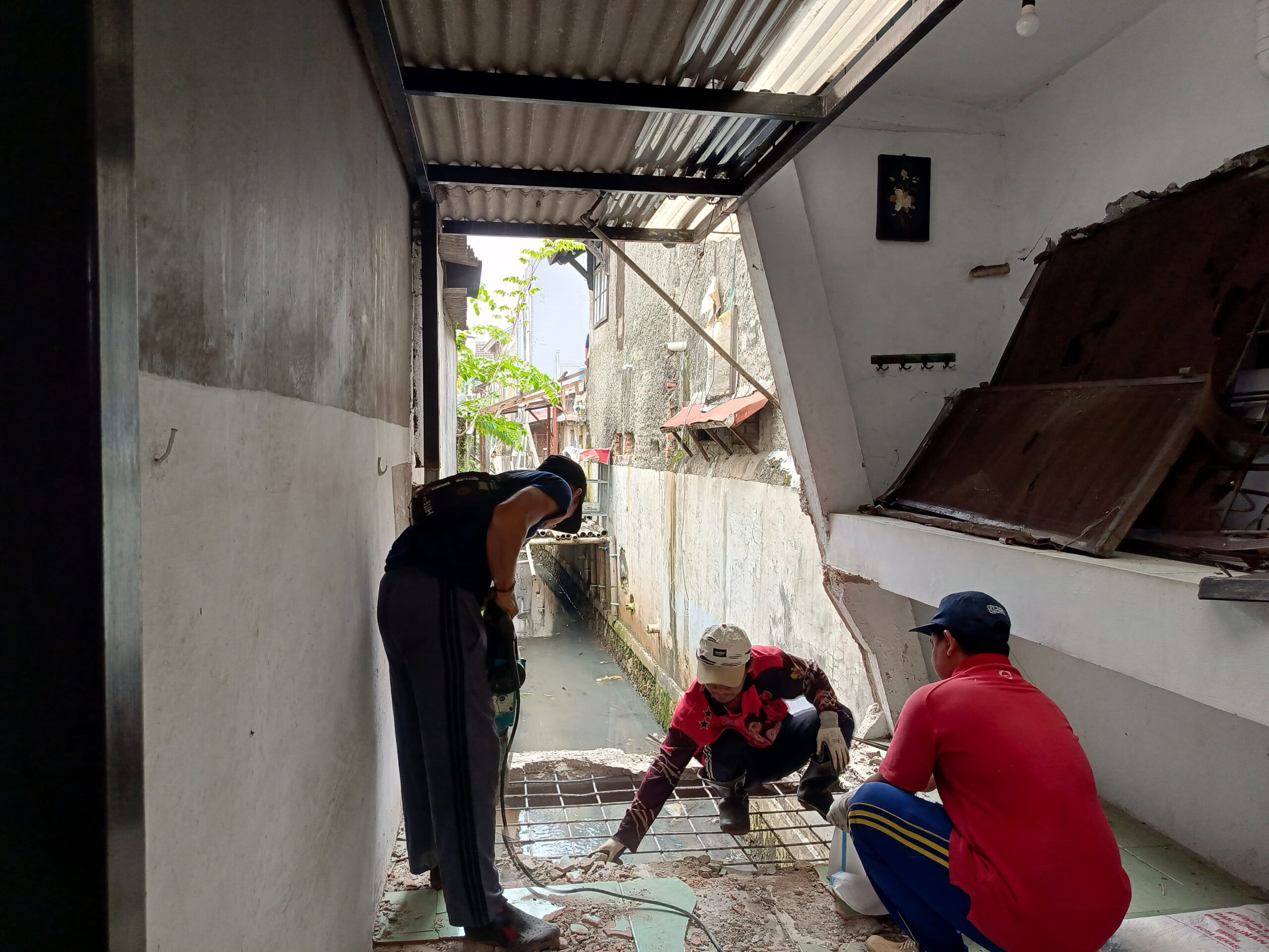 Pemerintah Kota Bekasi Bongkar Bangunan di Atas Saluran Air