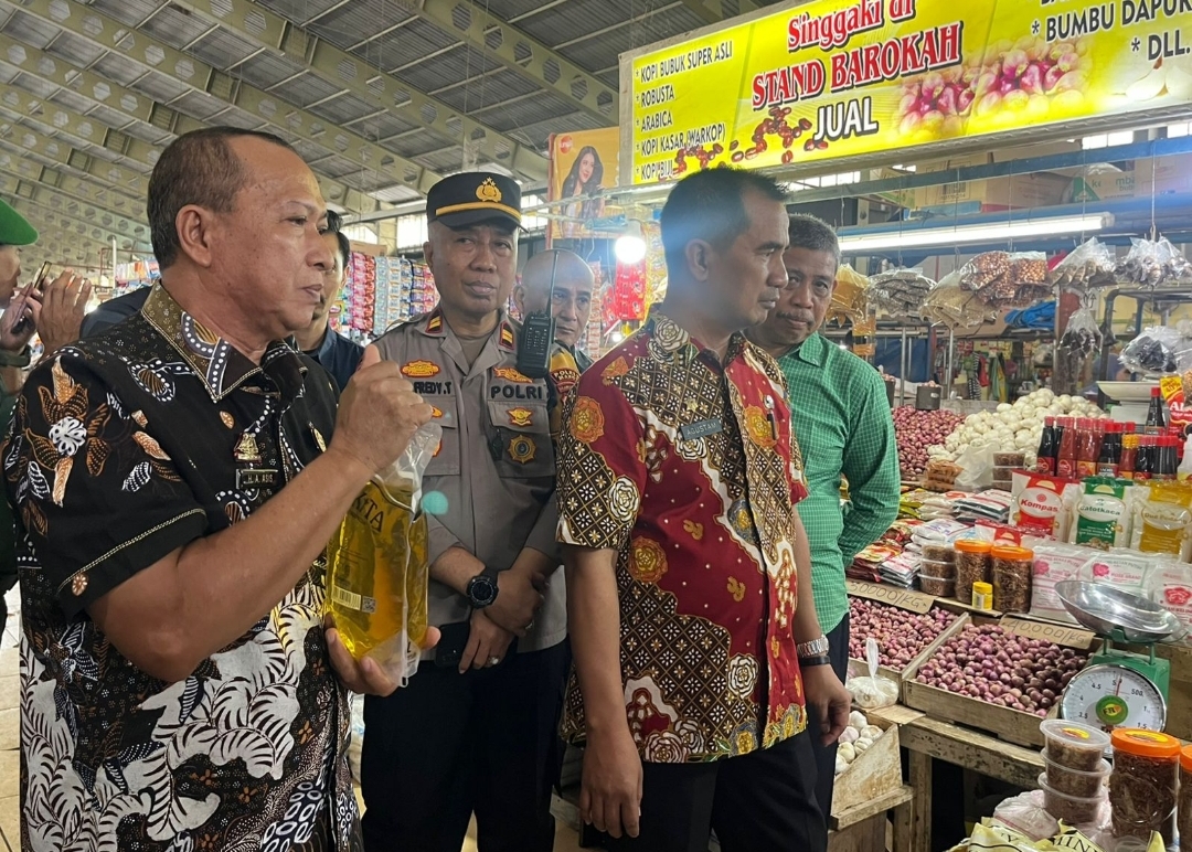 Pemkab Maros Saat Meninjau Harga Minyak di Pasar Tramo