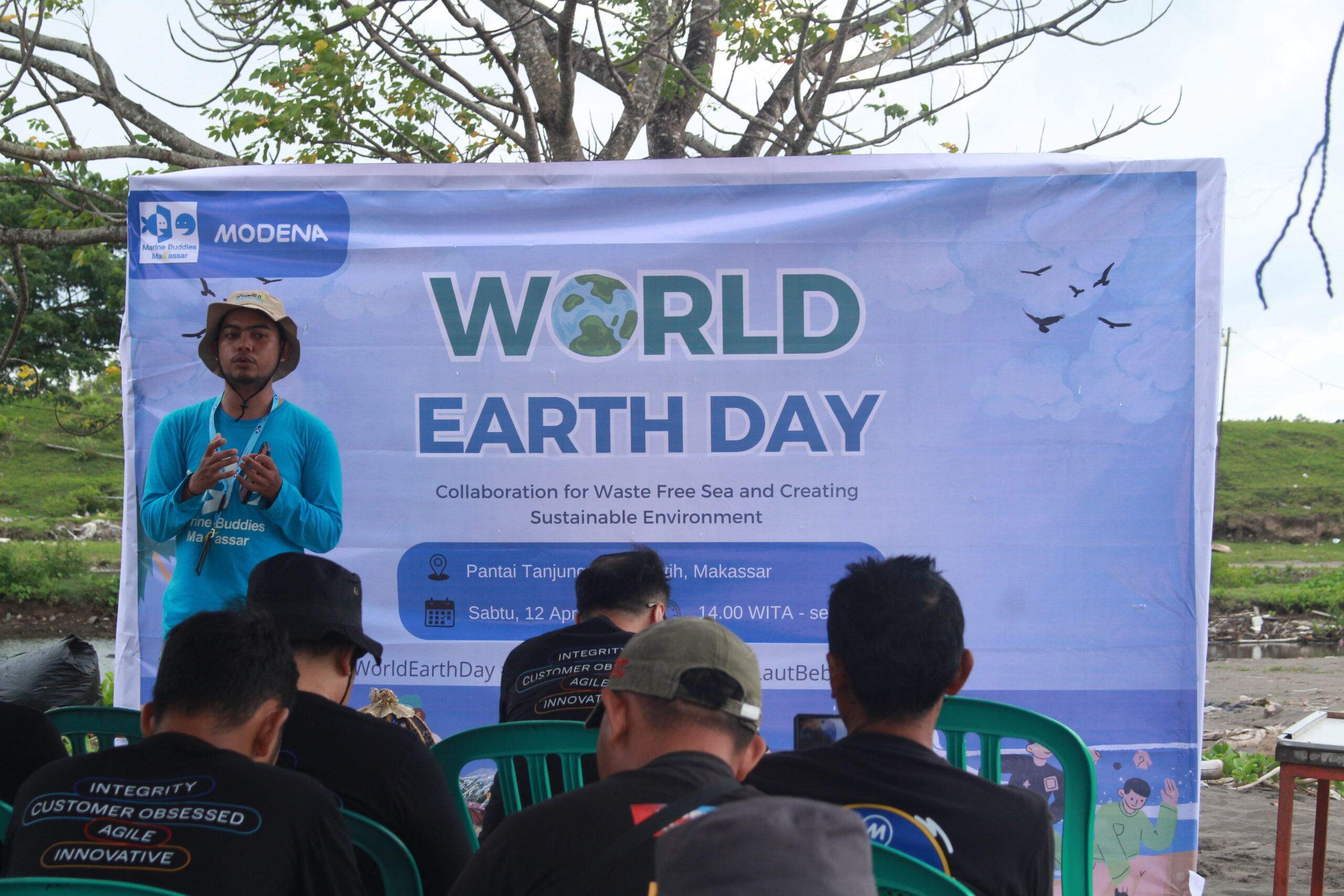 Peringati Hari Bumi, MODENA dan Marine Buddies WWF Bersihkan Pantai Tanjung Layar Putih