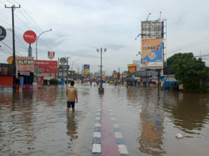 Potret Jalan Poros Kabupaten Maros Terendam Banjir