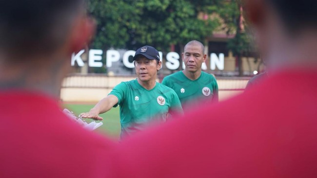 Shin Tae-yong Bersama Nova Arianto Saat Memimpin Latihan Timnas Indonesia