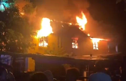 Kebakaran di Barrang Lompo, Warga Padamkan Api Pakai Alat Seadanya