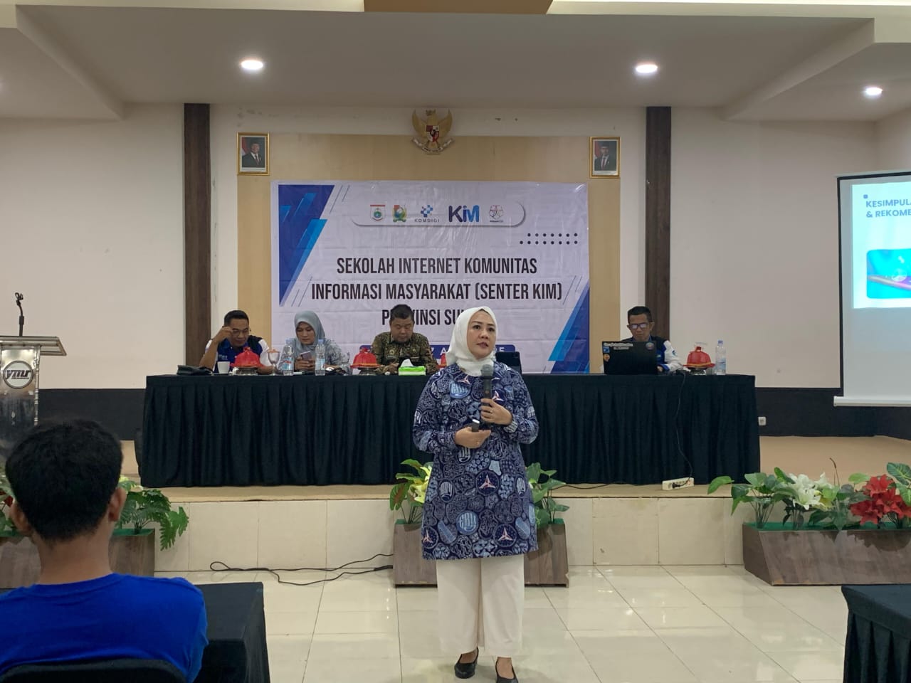 Wakil Ketua DPRD Sulbar Dr. Sitti Suraidah Suhardi Menjadi Pemateri Dalam Kegiatan Sekolah Internet Komunitas Informasi Masyarakat (Senter KIM) Dinas Kominfopers Sulbar di Kabupaten Majene, Kamis (17/05/2025).