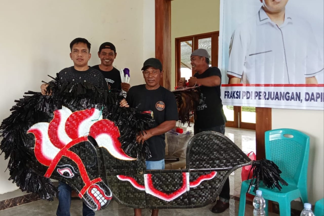 Wakil Ketua DPRD Sulbar Abdul Halim Saat Serahkan Bantuan Kesenian Ke Sejumlah Komunitasi di Desa Ugi Baru Kecamatan Mapilli Kabupaten Polewali Mandar
