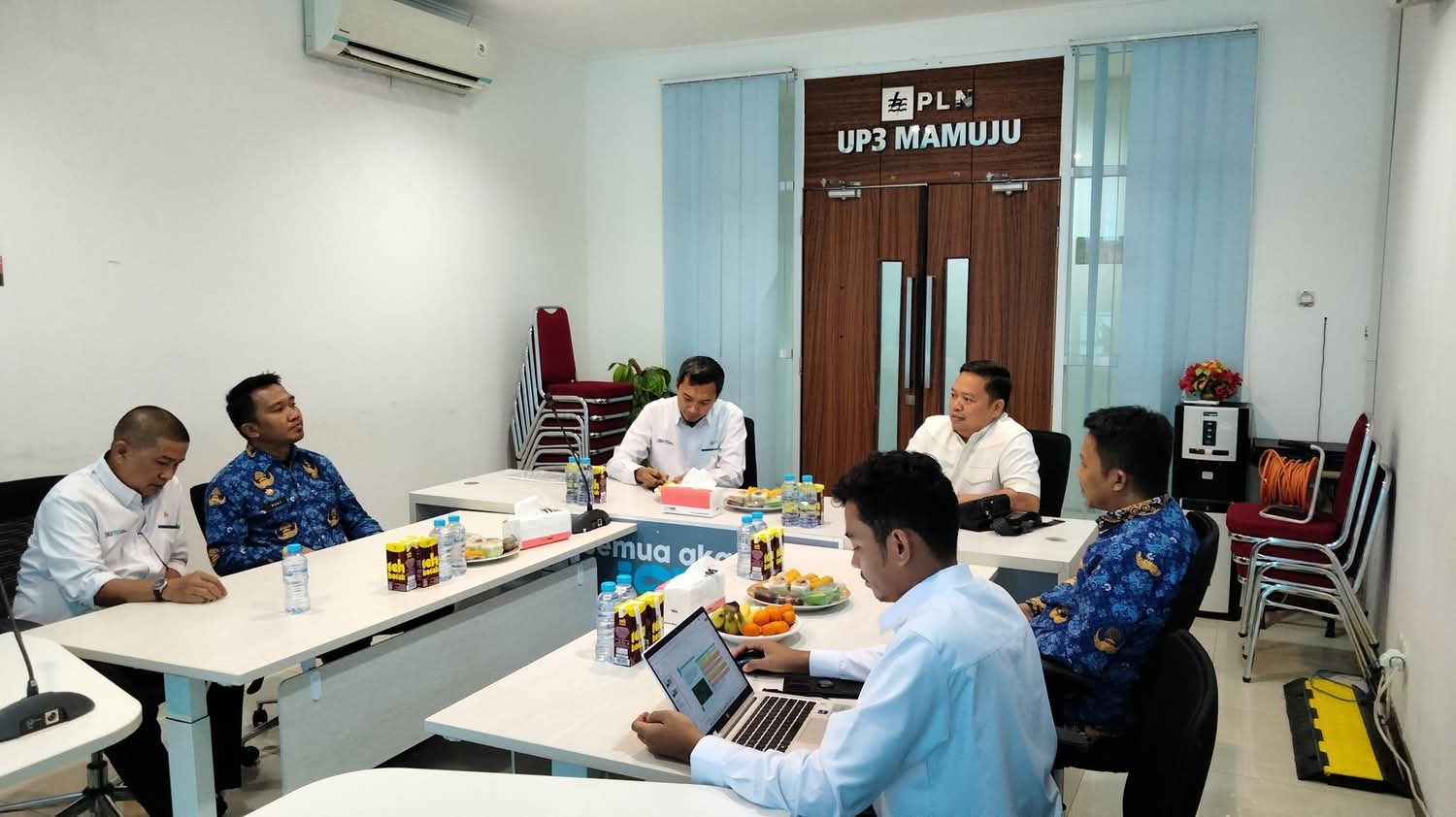 Wakil Ketua Komisi III DPRD Sulbar Saat Kunjungi PLN, Perjuangkan Listrik Masuk Desa