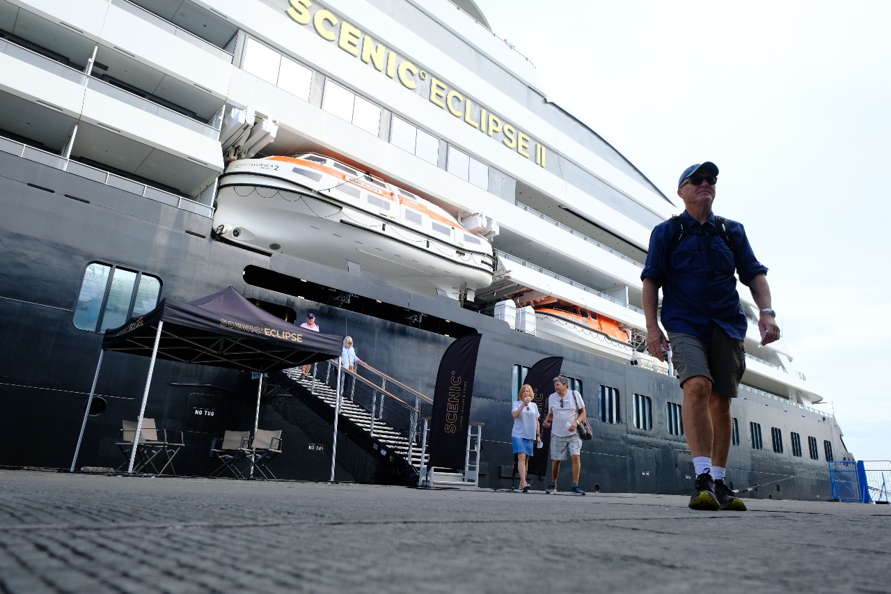 Kapal Pesiar Mewah Scenic Eclipse II Sandar di Pelabuhan Makassar, Bawa 177 Wisatawan