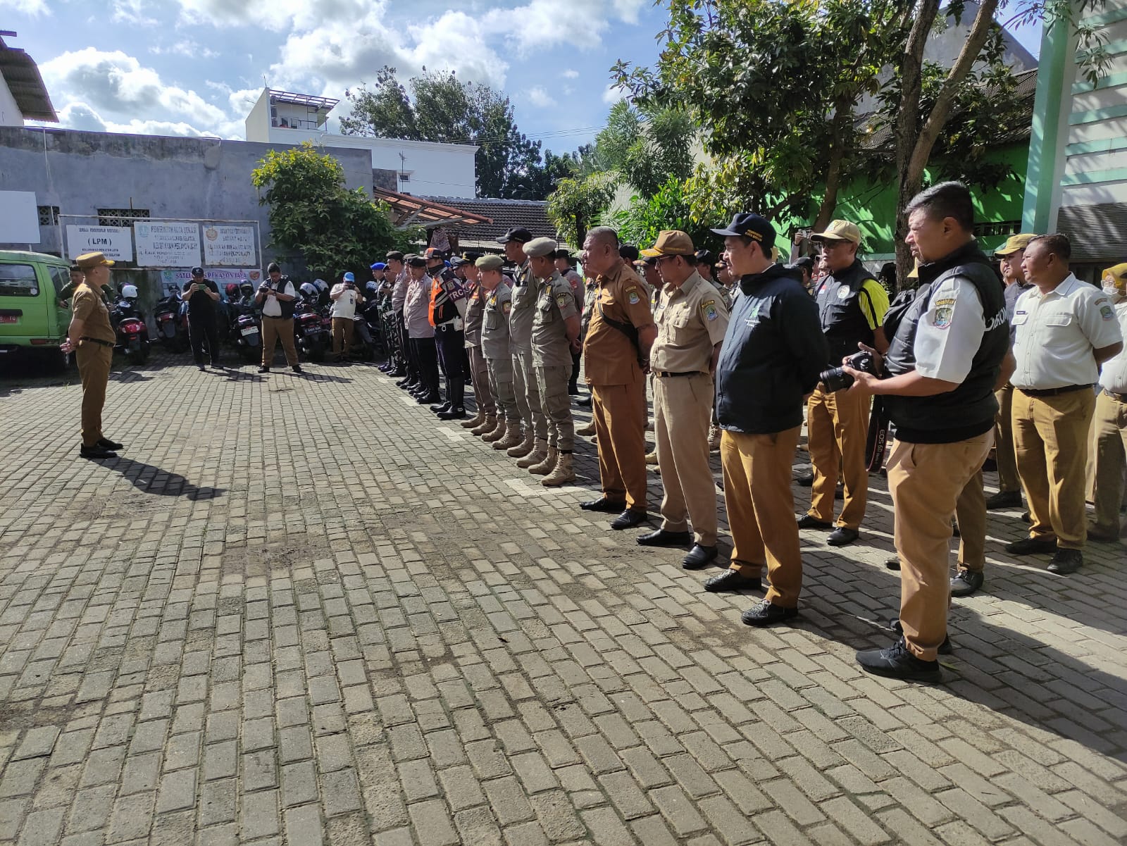 Pemkot Bekasi Segel Bangunan Tak Berizin di Pekayon Jaya