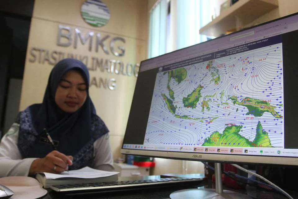 Badan Meteorologi, Klimatologi, dan Geofisika (BMKG) Saat Mengamati Arah dan Kecepatan Angin