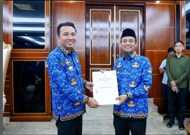 Bupati Lutra Terima Bantuan Rp500 Juta dari Gubernur untuk Korban Longsor di Rongkong
