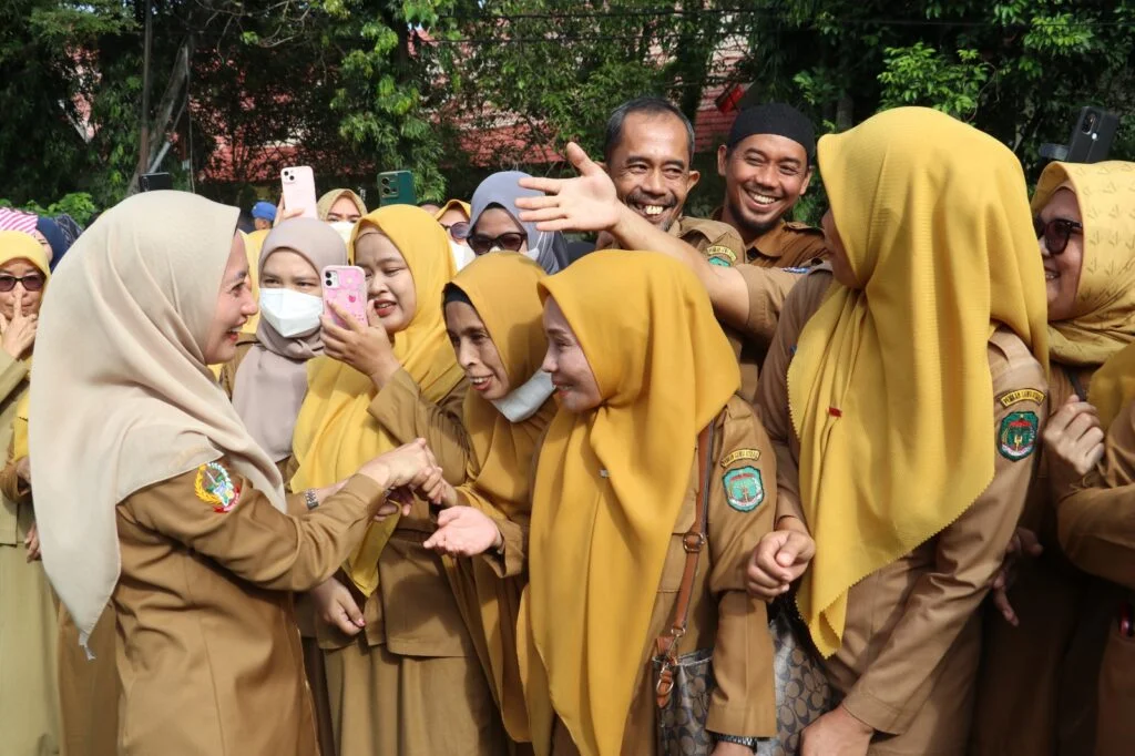 Bupati Luwu Utara, Indah Putri Indriani Saat Berjabat Tangan Dengan Para ASN Dalam Apel Terakhir