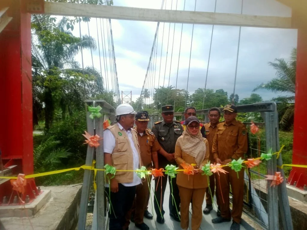 Bupati Luwu Utara Resmikan Jembatan Gantung Penghubung Antar Desa Pongo dan Bumi Harapan