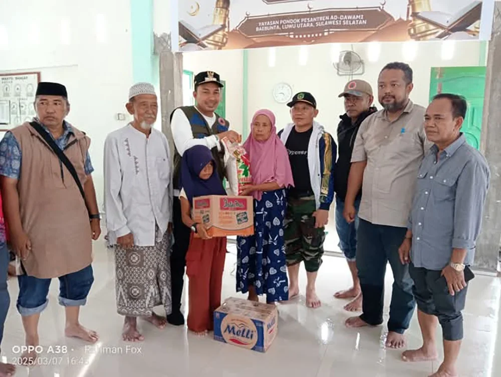 Bupati Luwu Utara Salurkan Bantuan untuk Korban Banjir di Desa Beringin Jaya