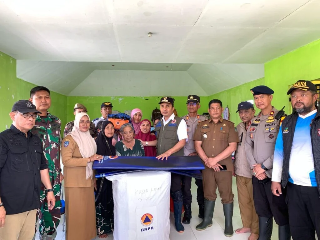 Bupati Luwu Utara Serahkan Bantuan untuk Korban Banjir di Desa Pattimang Malangke