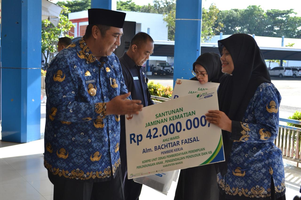Bupati Maros Bersama BPJS Ketenagakerjaan Serahkan Santunan Jaminan Kematian Secara Simbolis Kepada Ahli Waris Anggota Korps Pegawai Republik Indonesia