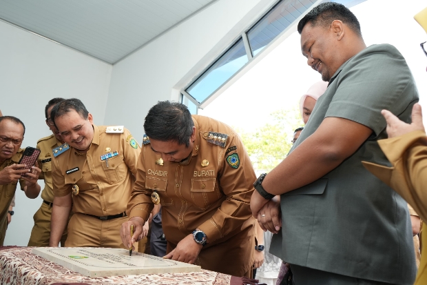 Bupati Maros Chaidir Syam Saat Menandatangani Prasasti Peresmian Gedung Creative Center