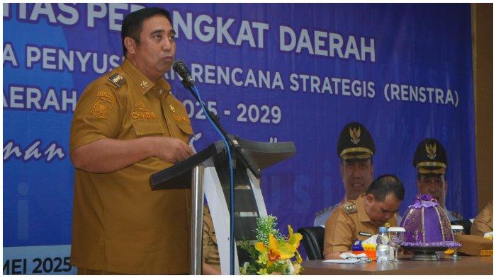 Bupati Maros Saat Menjelaskan Penyusunan Renstra Serta Mendengar Langsung Masukan dari Berbagai Pihak yang Terlibat dan Terdampak oleh Kebijakan Publik